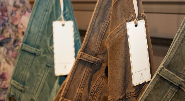 Nahaufnahme der Hangtags am Bund von zwei Hosen