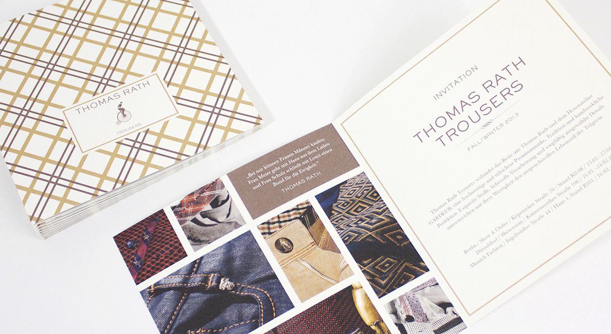 Aufgeklappte Einladungskarte für ein Event im Showroom von Thomas Rath Trousers
