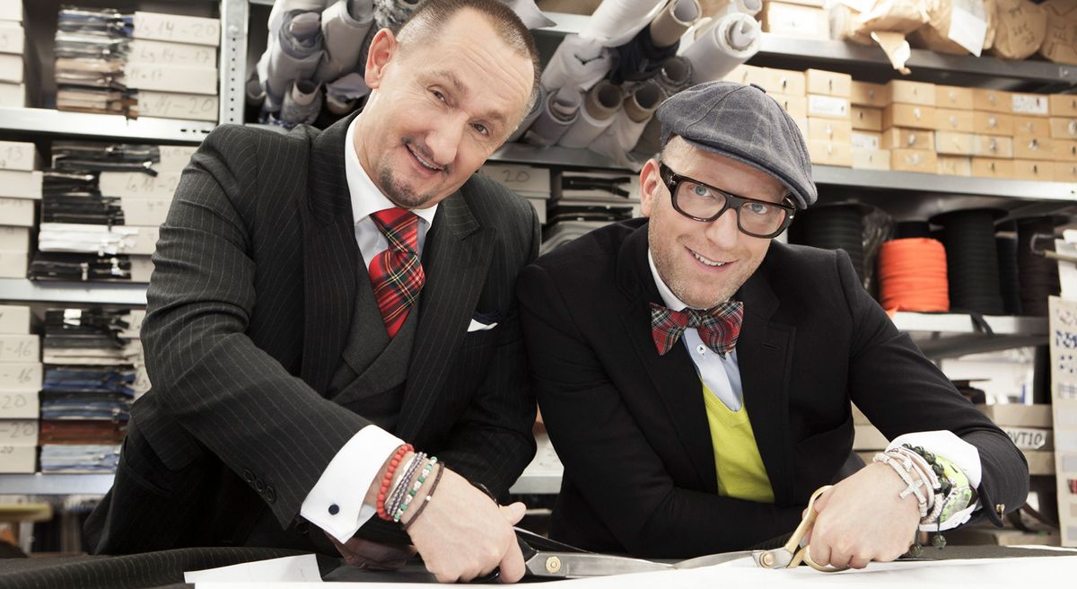 Thomas Rath und Gerhard Kraenzle, CEO von Gardeur, schneiden gemeinsam ein Stück Stoff