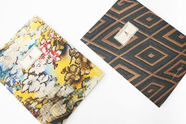 Zwei verschiedene Lookbooks liegen geschlossen nebeneinander