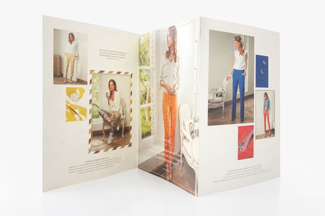 Der Innenteil des Lookbooks steht aufgeklappt auf einem Tisch