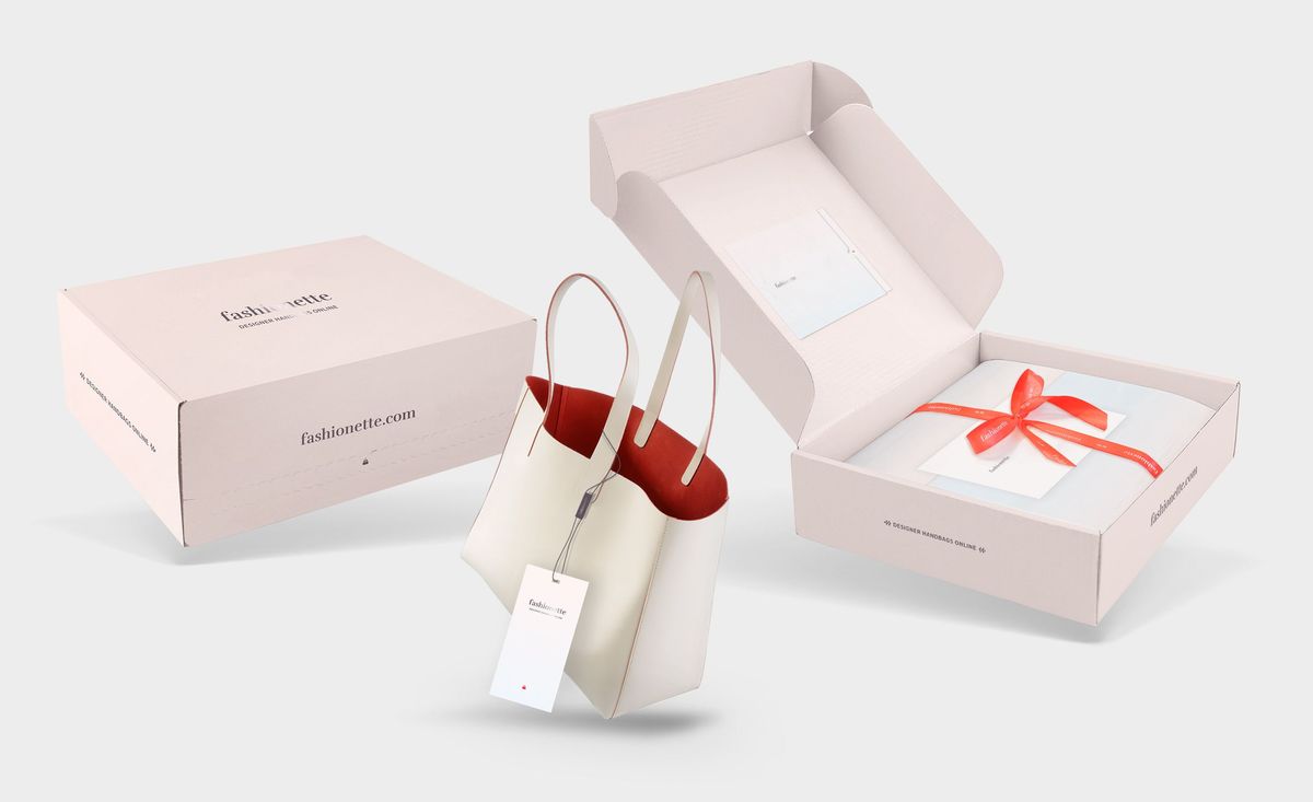 Bildmix aus dem herinfliegenden ungeöffneten Versandkarton, einem geöffneten Versandkarton und eine Tasche mit Hangtag