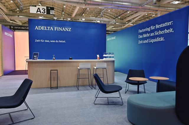 Adelta Messestand mit modernem Farbkonzept und Wandgestaltung