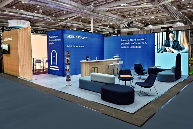 Farbkonzept und Interieur-Design vereinen sich am Adelta Finanz Messestand modern und stimmig. Adelta Finanz Messestand mit Farbkonzept und Interieur-Design