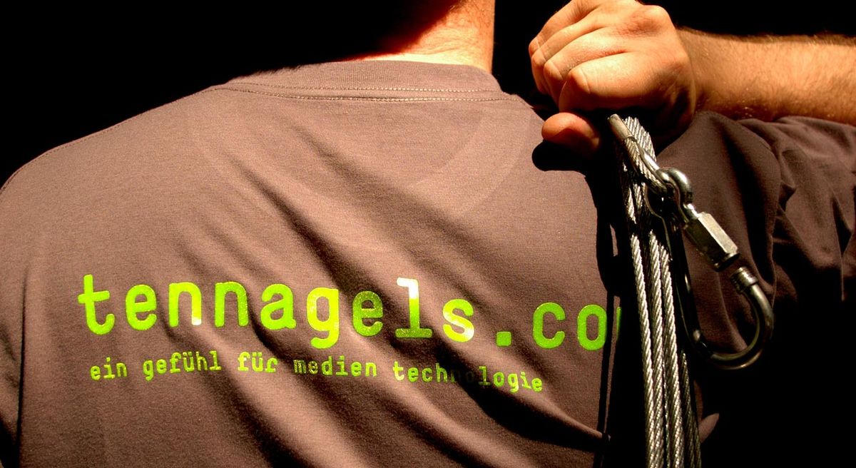 Rückansicht eines T-Shirts mit aufgedrucktem Logo