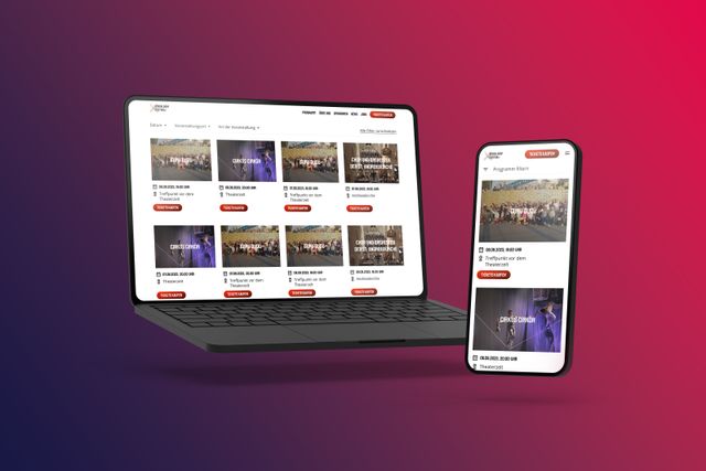 Auf den Displays eines Laptops und Smartphones ist die neue Website des Düsseldorf Festivals zu sehen