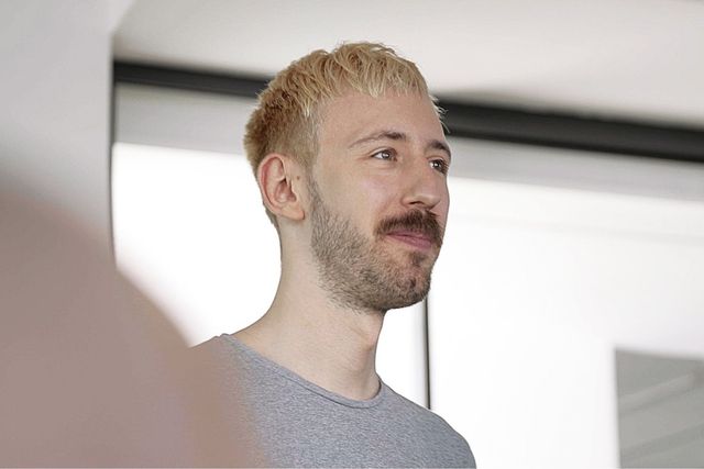 Marcel Schindler in den Büroräumen der Agentur in Düsseldorf.