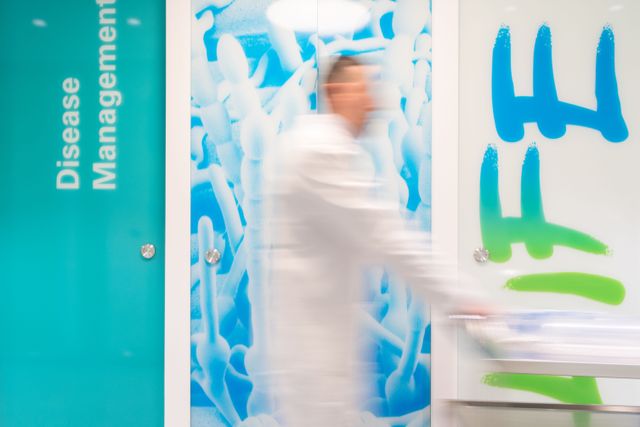 Das Corporate-Experience-Konzept verbindet Architektur, Kommunikation und Nutzererlebnis. Bewegung im Arbeitsumfeld mit großformatigen Bildflächen und markenspezifischer Raumgestaltung.