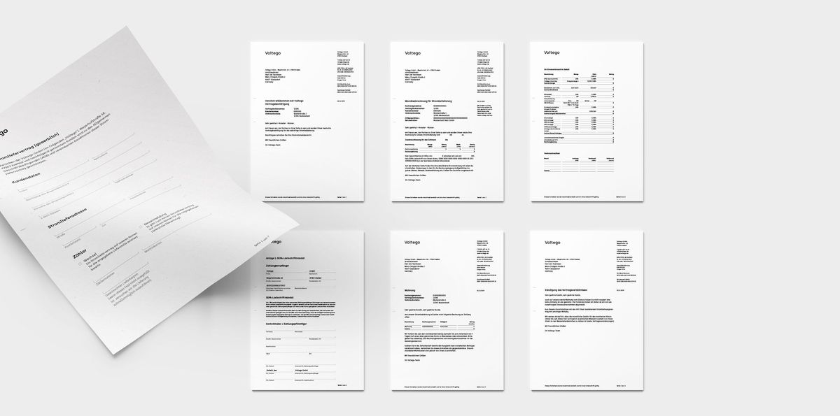 Verschiedene Formulare, wie z.B. Verträge, liegen nebeneinander