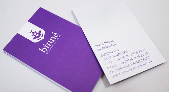 Ansicht der Visitenkarte von Nina Binné (Vorderseite und Rückseite)