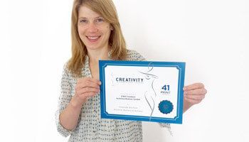 Person hält die Urkunde des Creativity Awards in den Händen