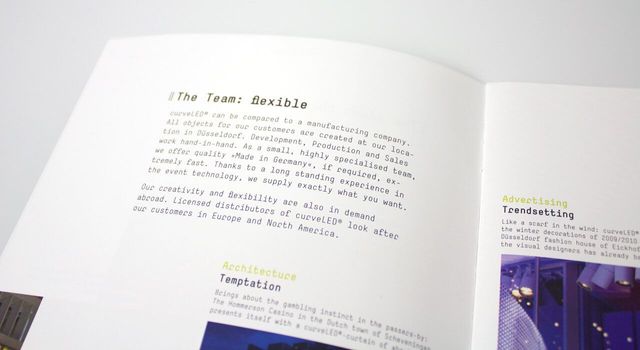 Die gestalteten Broschüren stellen das Team und das Leistungsspektrum vor