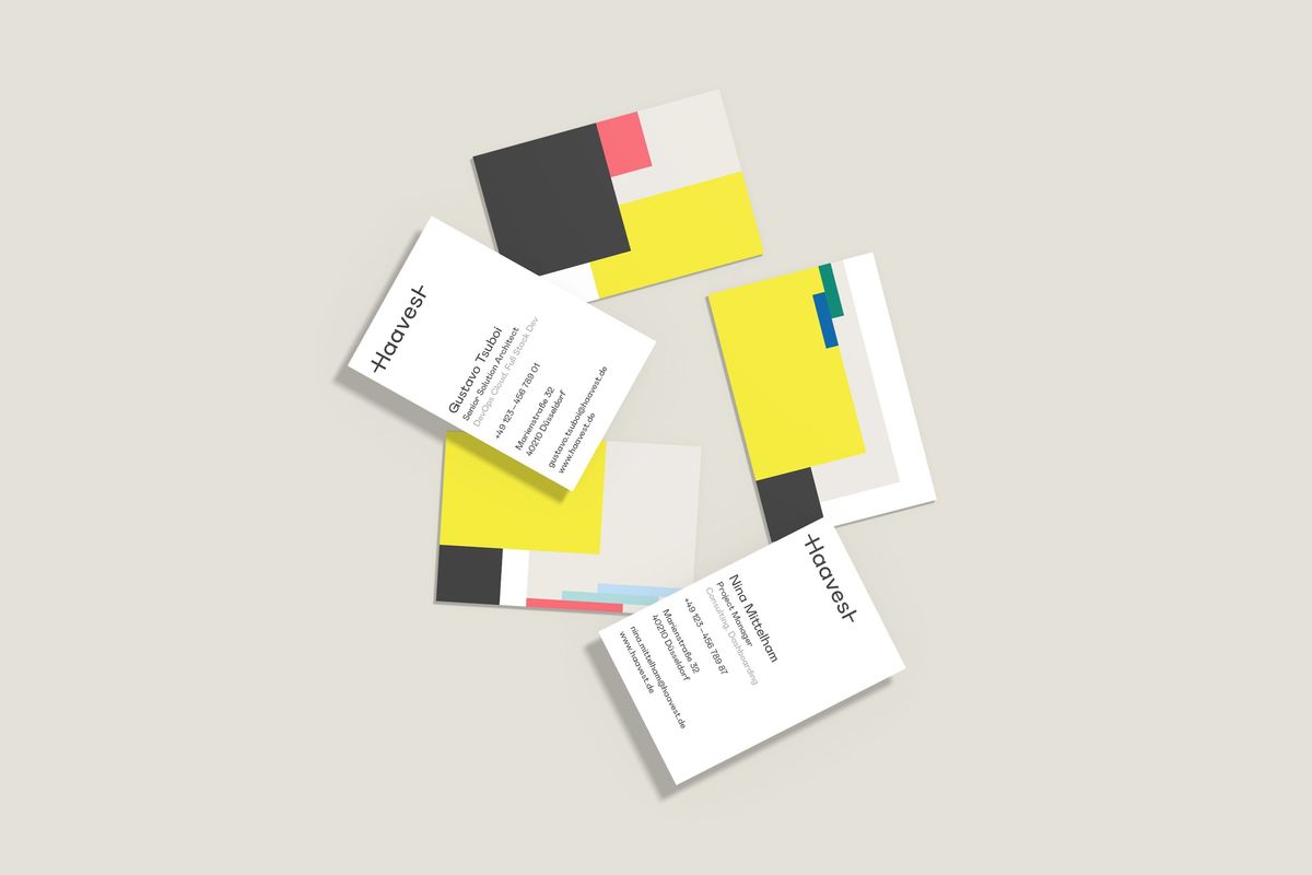 Ansicht mehrerer liegender Visitenkarten im Haavest Corporate Design.
