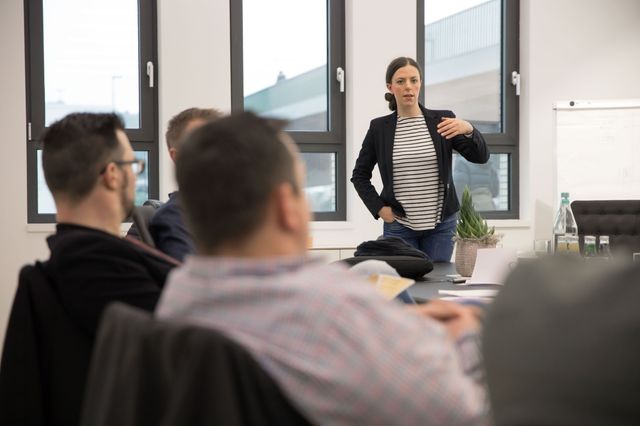 Art Direktorin trägt etwas im Kundenworkshop vor