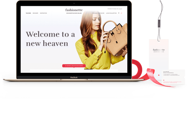 Laptop mit der fahionette Website vor einem gebrandeten Hangtag und Seidenband