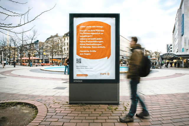 City Light mit Kampagnenposter eines Energieversorgungsunternehmens