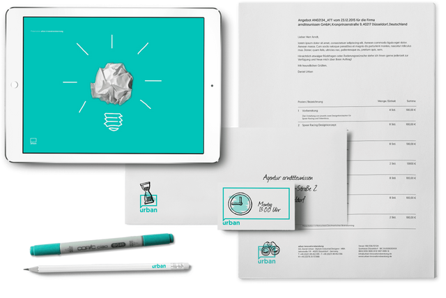 iPad mit PowerPoint Präsentation der Urban Innovationsberatung sowie gebrandete Geschäftsmedien bestehend aus Briefbogen, Kuvert, Visitenkarte und Stiften 