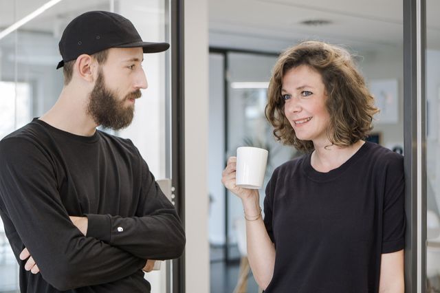 Gesprächssituation zwischen Art Director und Senior Art Director