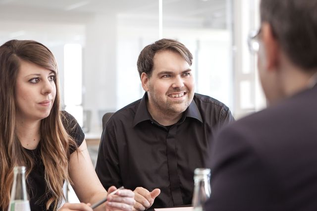 Creative Director und Junior Art Director im Gespräch mit einem Kunden