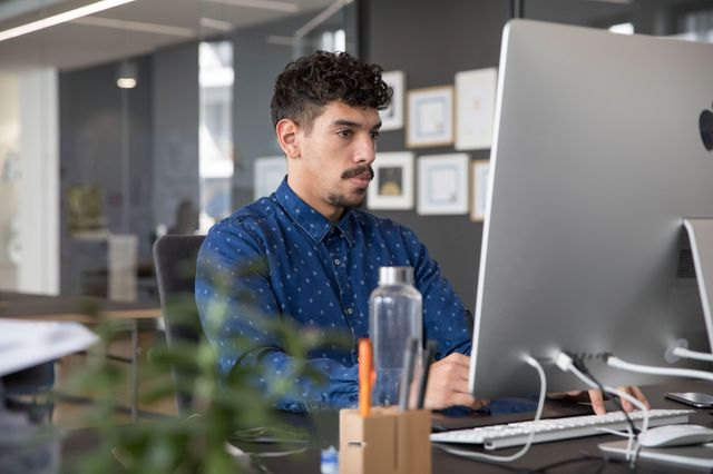 Junior Art Director arbeitet am Computer 