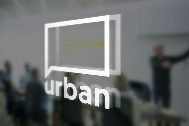 Logo der Urban Innovationsberatung auf einer Glasscheibe