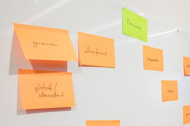 Post-Its mit Kernwerten auf einem Whiteboard