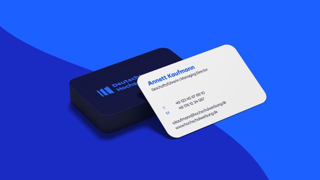 Vorder- und Rückseite einer Visitenkarte der Deutschen Hochschulwerbung.