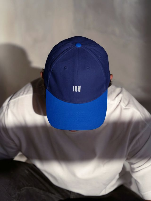 Basecap mit Logo der Deutschen Hochschulwerbung als Teil des Markenauftritts.