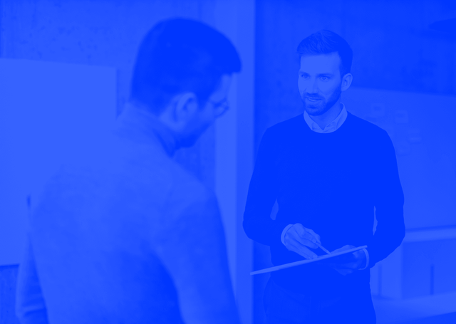 Bild von zwei Mitarbeitern bei Drozak im Gespräch, das durch das Duplex Verfahren Blau eingefärbt wurde.
