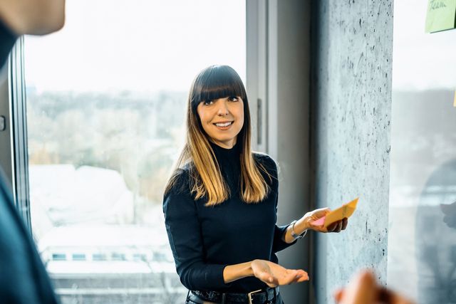 Ein Porträt von Stefanie Szambelancyk aus dem Human Resources Department von Drozak.