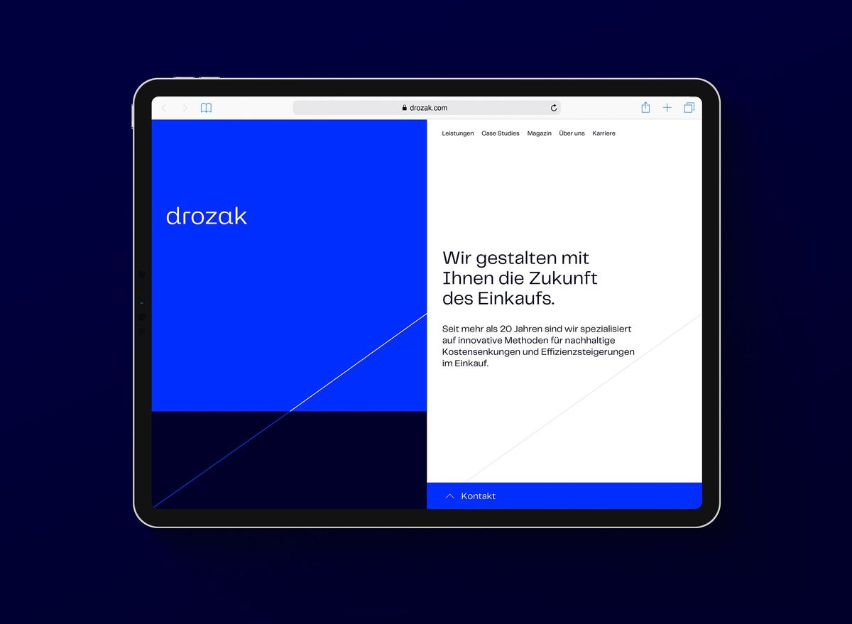 Ansicht der Drozak Startseite auf einem iPad auf blauem Hintergrund.
