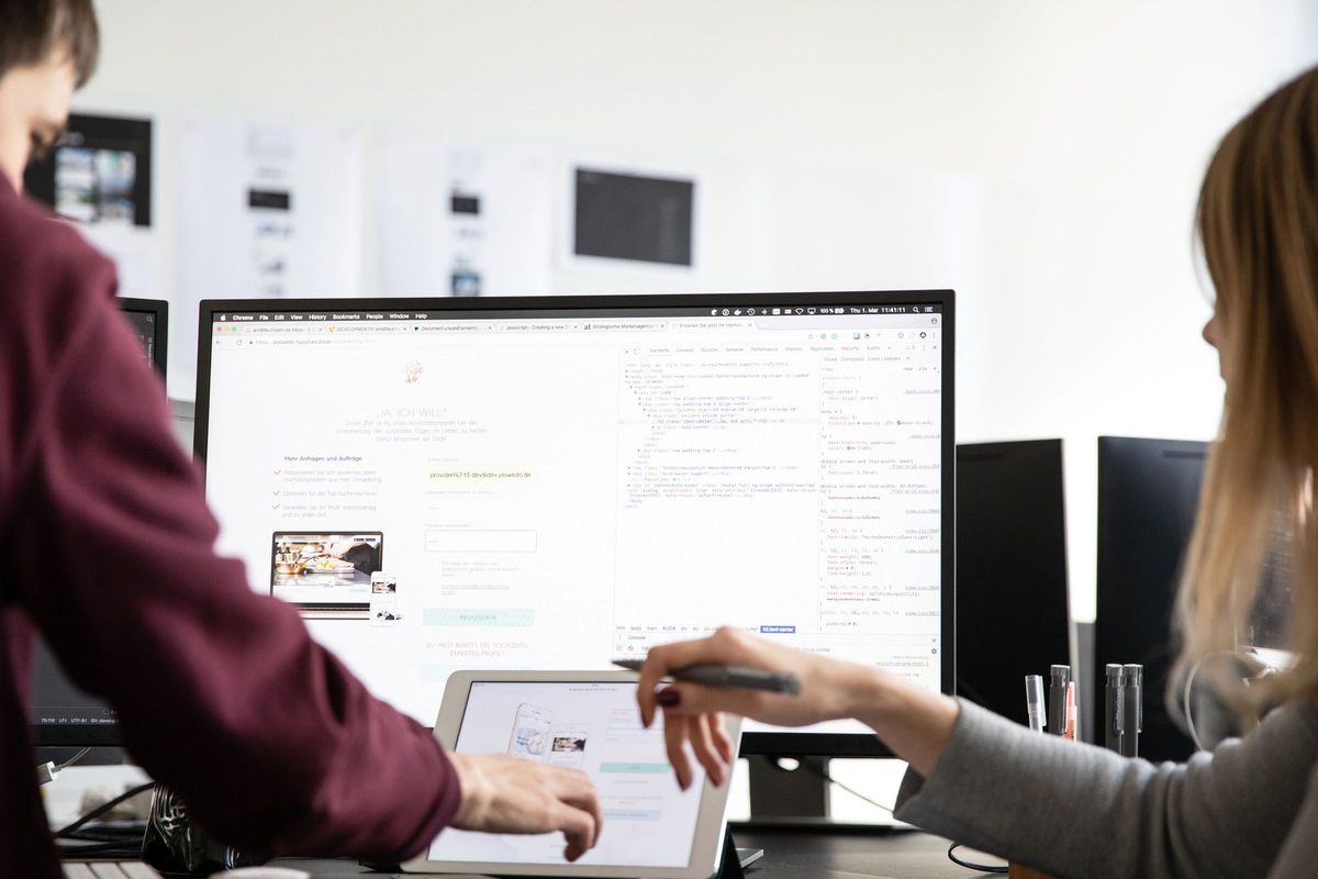Frontend Entwickler beim coden Web-Entwickler und Designerin arbeiten zusammen