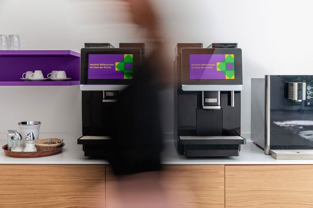 Die Displays der Kaffeeautomaten werden als Kontaktpunkt genutzt und individuell im Corporate Design gestaltet. Das neue Corporate Design findet Anwendung auf den Displays der Kaffeeautomaten