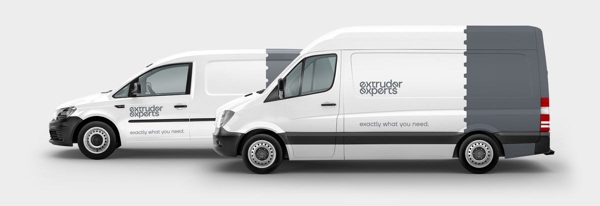 Übersicht zweier Vans mit Fahrzeugbeschriftung im Corporate Design