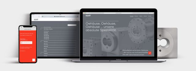 Smartphone mit der Kontaktseite der Website, Tablet mit der Maschinenliste und Laptop mit einer Produktseite