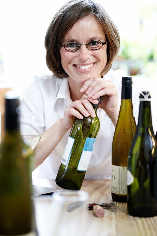 Senior Projektleitung von finefood bei einer Weinprobe
