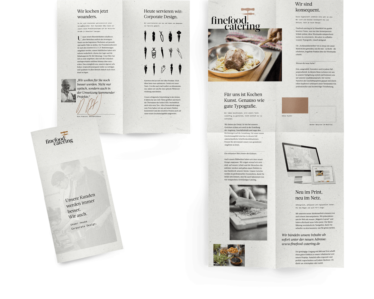 Auf Naturpapier gedrucktes Faltblatt zur Implementierung des Corporate Designs im geschlossenen und aufgeklappten Format