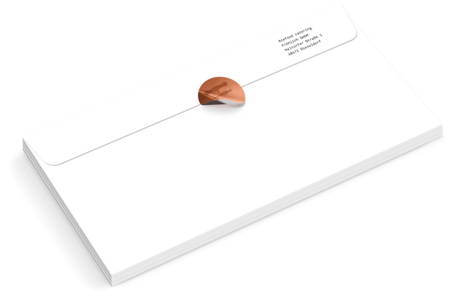 Kupferfarbener Sticker mit geprägter Korkenziehermöhre auf einem Kuvert