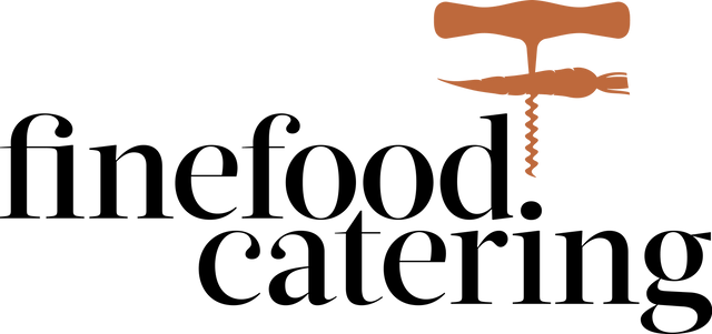 finefood Logo bestehend aus der schwarzen Wortmarke finefood catering und der kupferfarbenen Bildmarke der Korkenziehermöhre