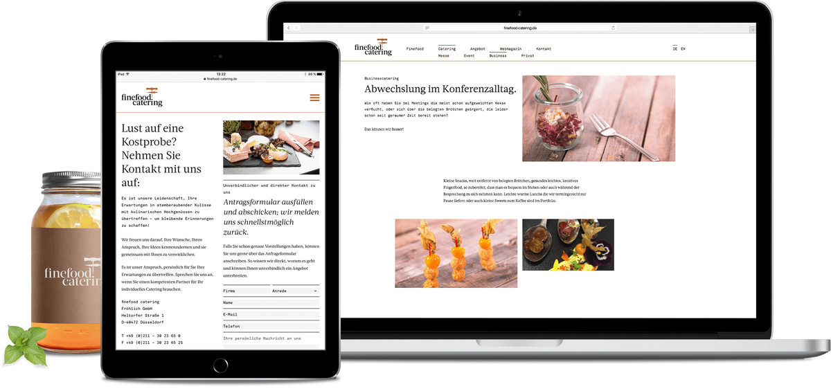 Kontaktseite der Website auf einem Tablet und Cateringseite mit Foodfotografien auf einem Laptop