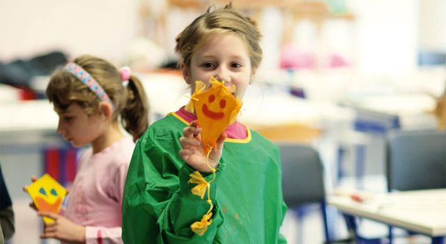 Kinder basteln in der Jugendkunstschule Langenfeld