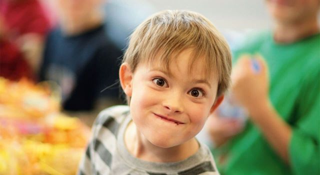 Kinder schneiden Grimassen