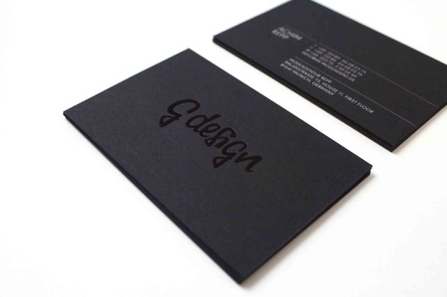 Foto von den schwarzen Visitenkarten für G Design