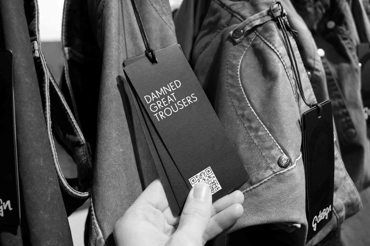 Hangtag an einer G Design Hose in schwarz weiß fotografiert