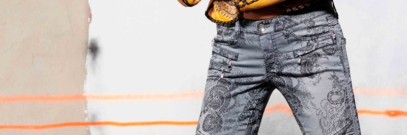 Model trägt eine Hose des jungen Modelabels G Design