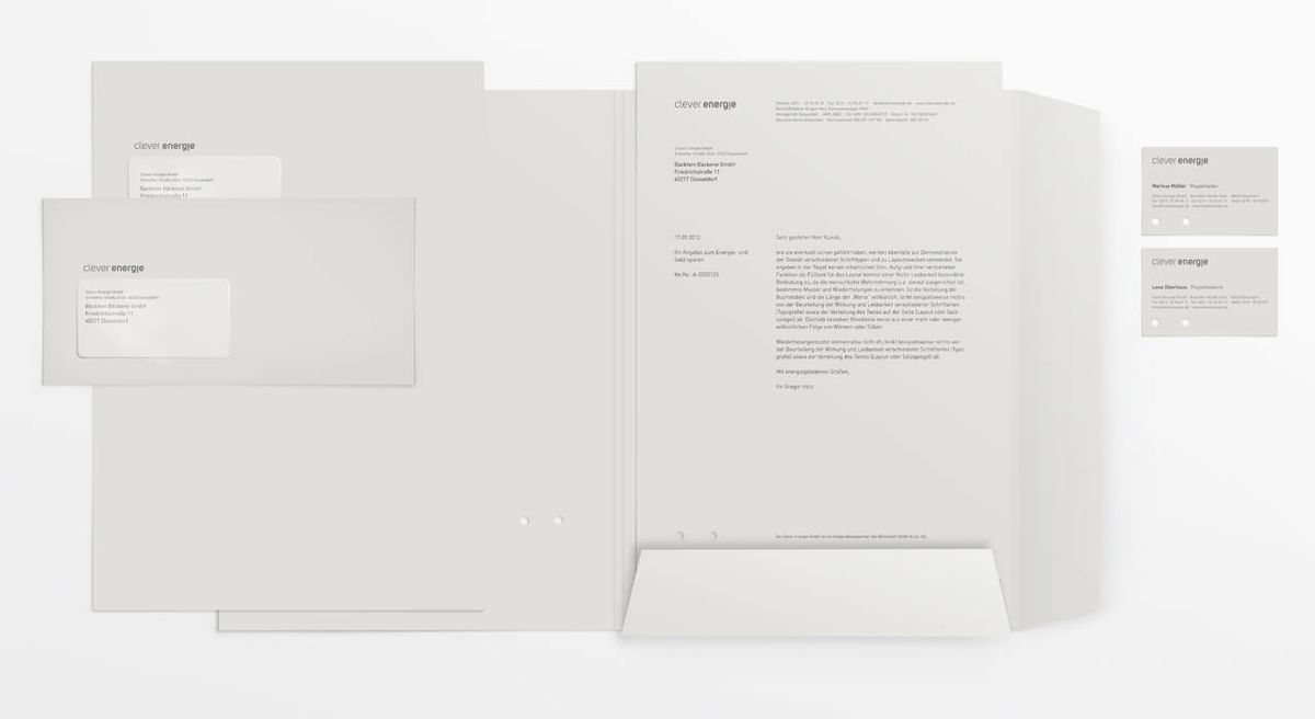 Übersicht über die Geschäftsmedien für die Dachmarke Clever Energie Mappe offen mit Anschreiben Kuverts und Visitenkarten