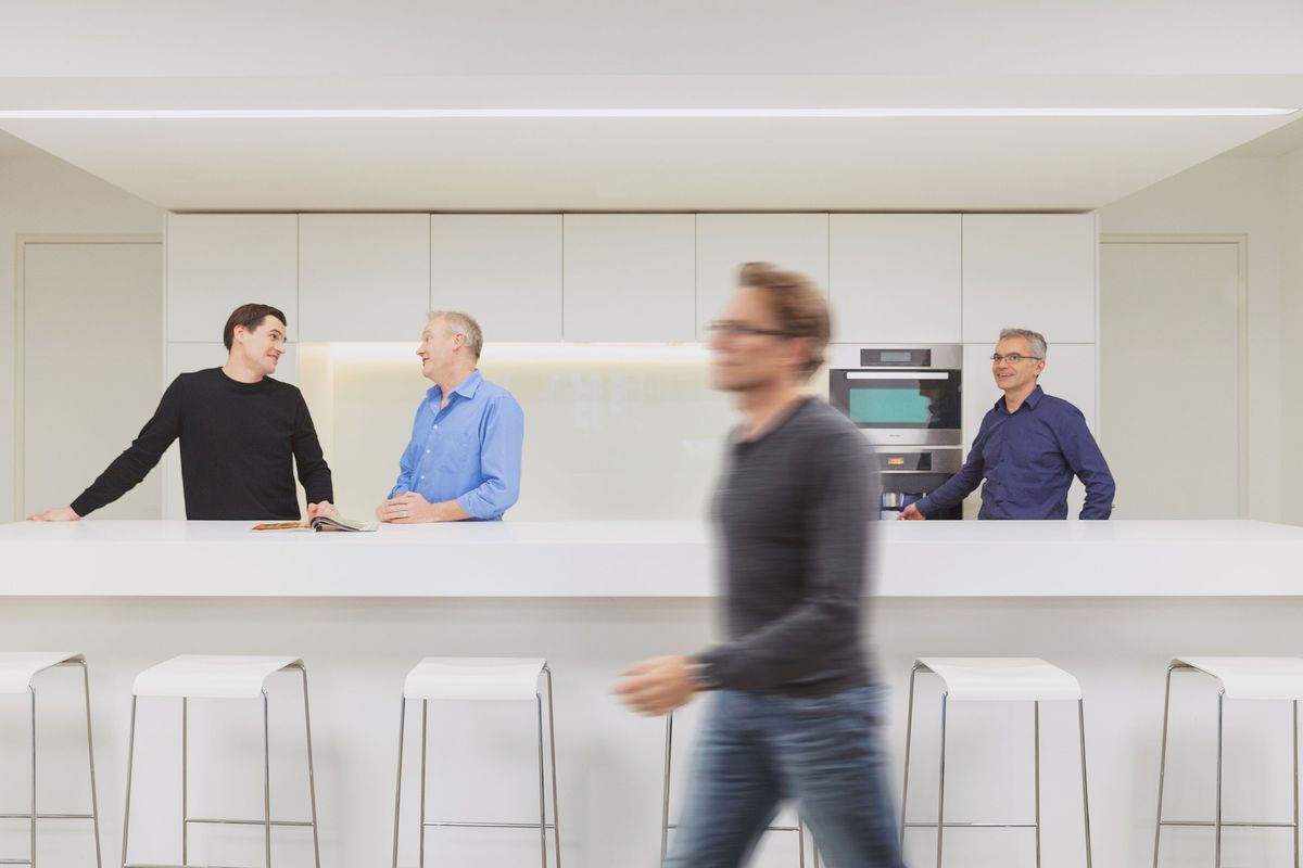 Mitarbeiter von Cologne Intelligence in der Küche