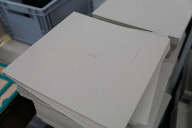Stapel der Verpackungsdeckel mit geprägtem Logo