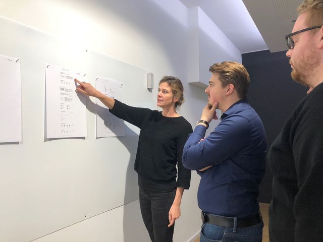 Art Director bespricht mit dem Kunden ein Nutzerprofil