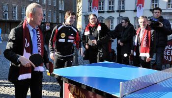 Timo Boll, Benjamin Arndt und Thomas Geisel spielen eine Partie Tischtennis